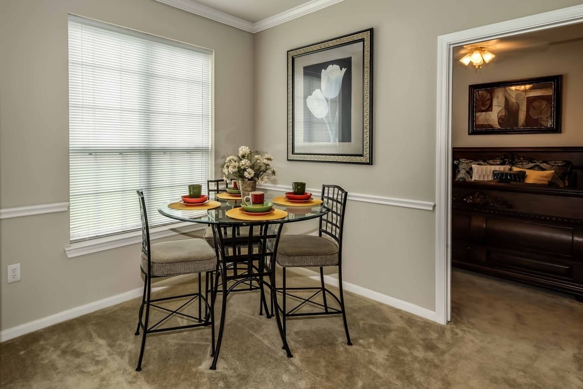 Dining table at Chateau des Lions Apartment Homes in Lafayette, Louisiana