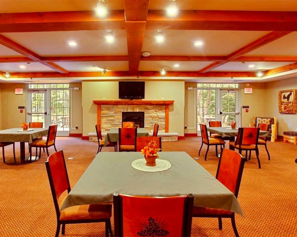 Large resident dining room at Milestone Senior Living Eagle River in Eagle River, Wisconsin.