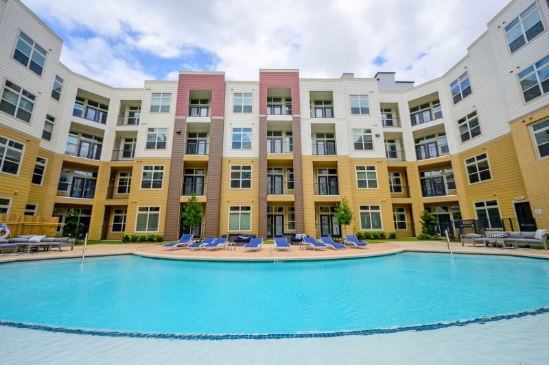 Large outdoor pool at Aspire at 610 in Houston, Texas