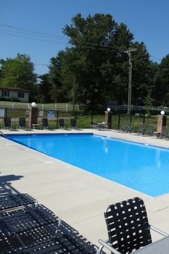 Sparkeling swimming pool at Oak Grove Crossing Apartments in Newburgh, Indiana