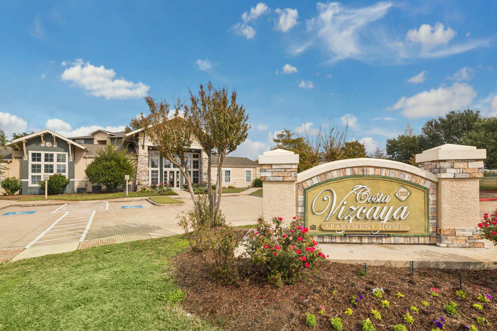A community monument stone at Costa Vizcaya in Houston, Texas