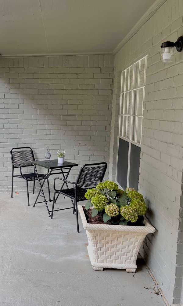 Outside patio at The Abbey at Briargrove Park in Houston, Texas