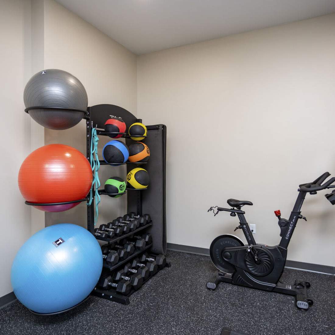 Apartment fitness center at The Sutton in , Ohio 
