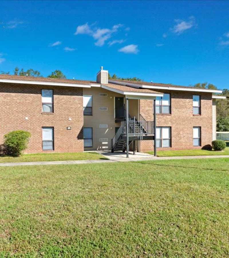 Wide outdoor view of the apartment building at Shannon Park in Goose Creek, South Carolina
