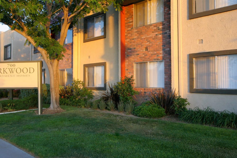 Well-kept landscaping outside resident buildings at Parkwood in Lancaster, California