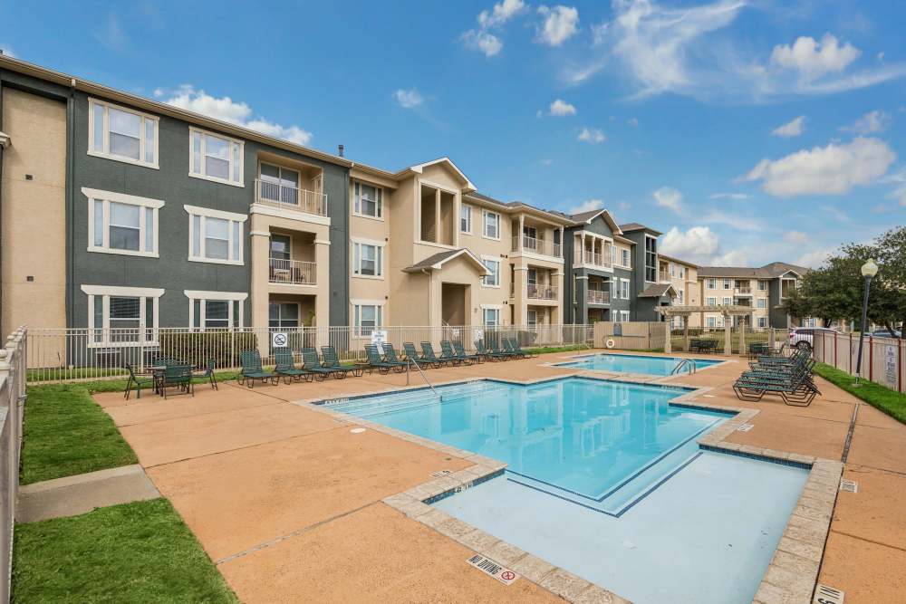 A swimming pool at Costa Vizcaya in Houston, Texas