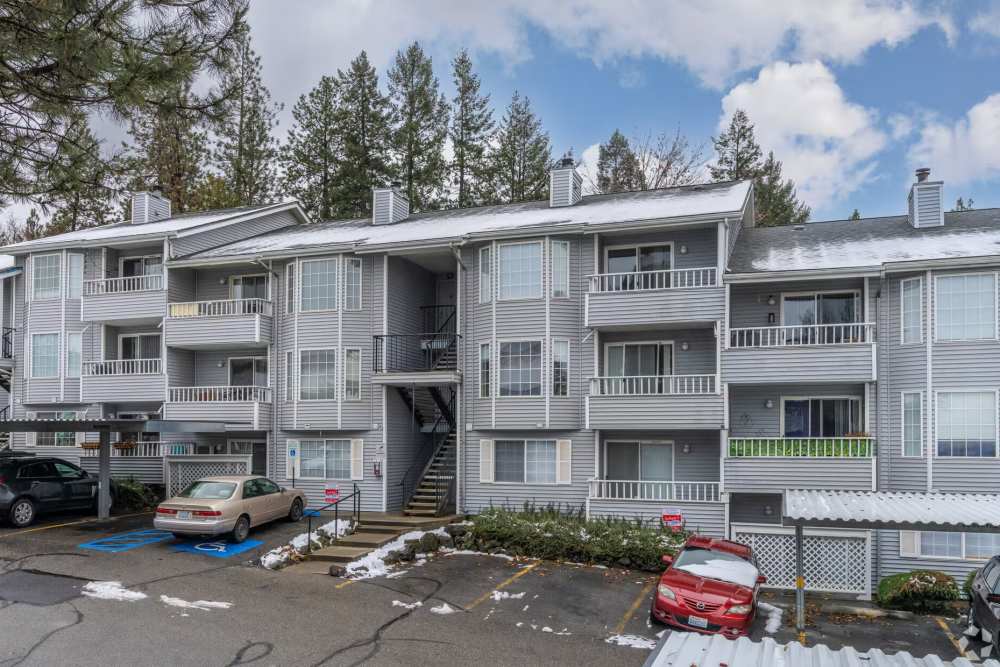 Exterior building at Stonecrest Apartments in Spokane, Washington