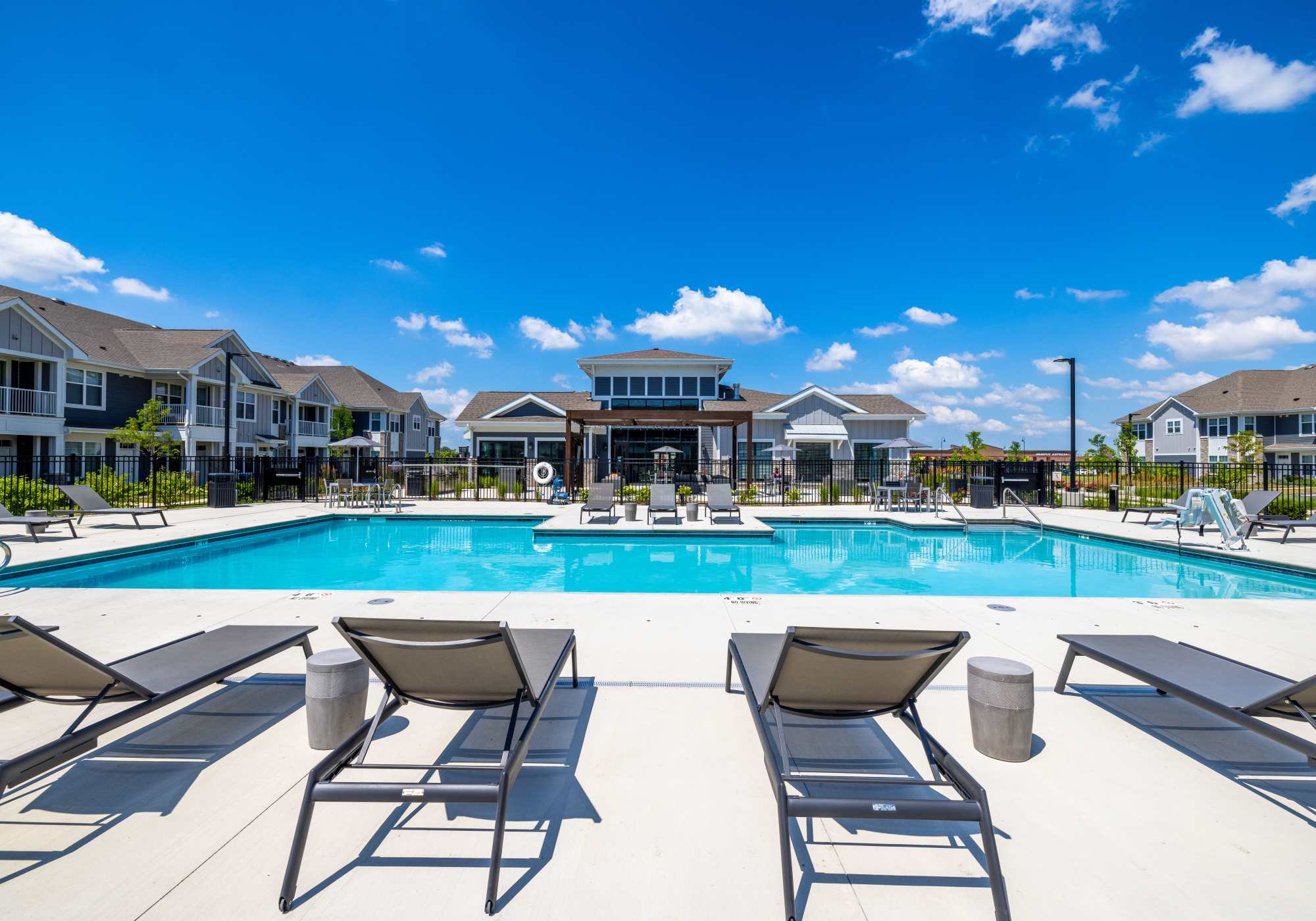 pool and clubhouse at ((location_name}} in Romeoville, IL