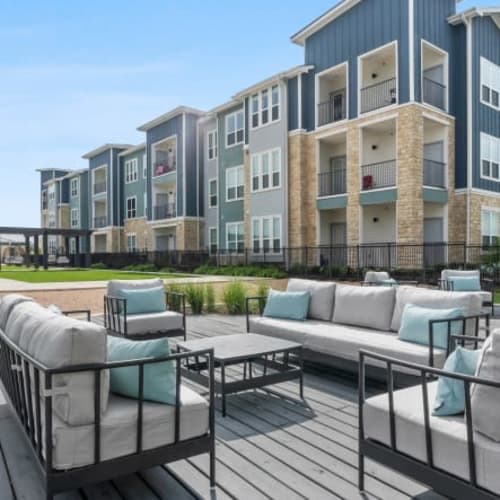 Outdoor seating in the courtyard at Williamson at the Overlook in Georgetown, Texas