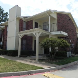 Entrance and walkway at Dove Hollow Apartments in Allen, Texas