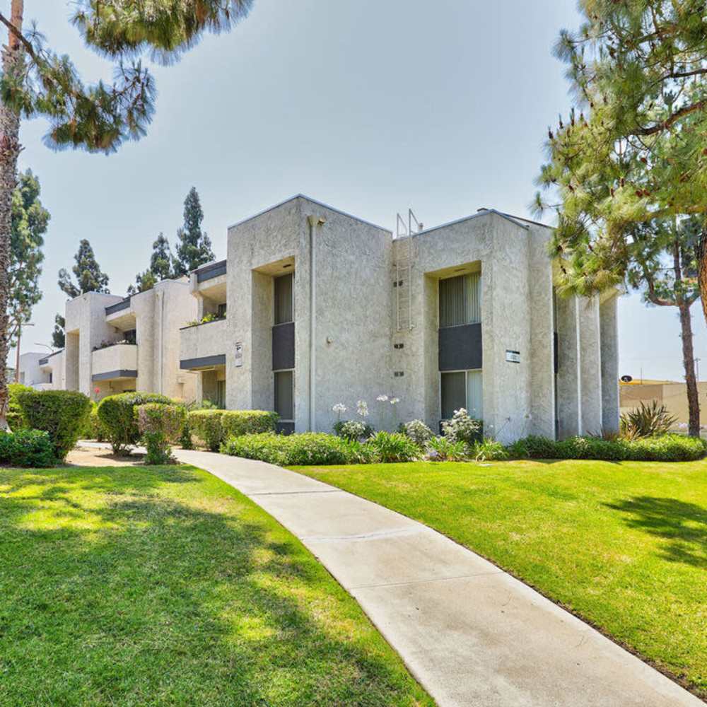 Beautiful community exterior with pathway and green lawn at Pendleton Arms in Sun Valley, California