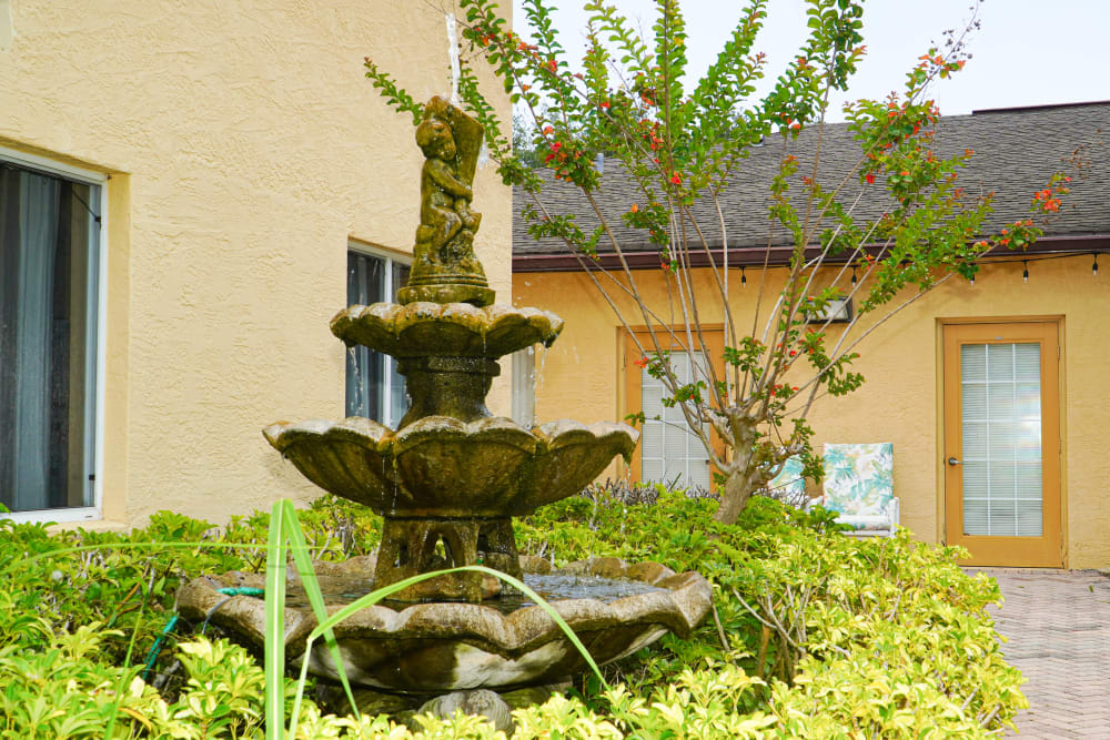Outdoor courtyard and fountain at The Club at St. Cloud in St. Cloud, Florida