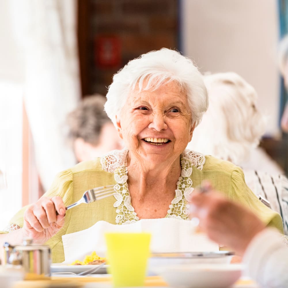 Resident having dinner at Carolina Gardens at Kathwood in Columbia, South Carolina