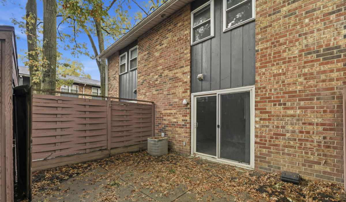 Charming outdoor space at The Reserve at Pin Oak Manor Apartments in Mishawaka, Indiana.