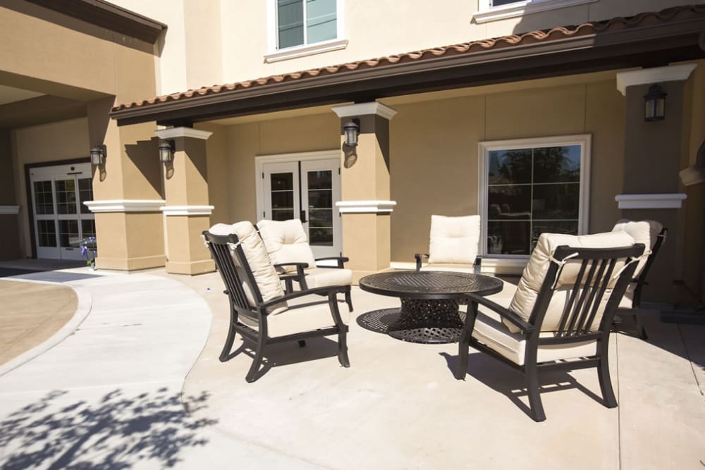 Courtyard seating at The Pointe at Summit Hills in Bakersfield, California