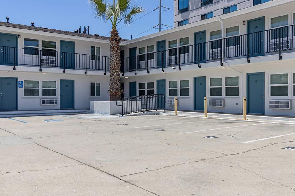 Complex exterior at Iwood I in Inglewood,California