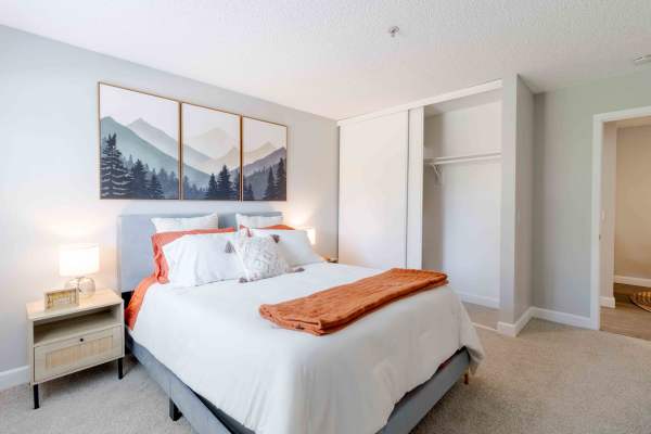 Modern bedroom at Creekside Park Apartments in Napa, California