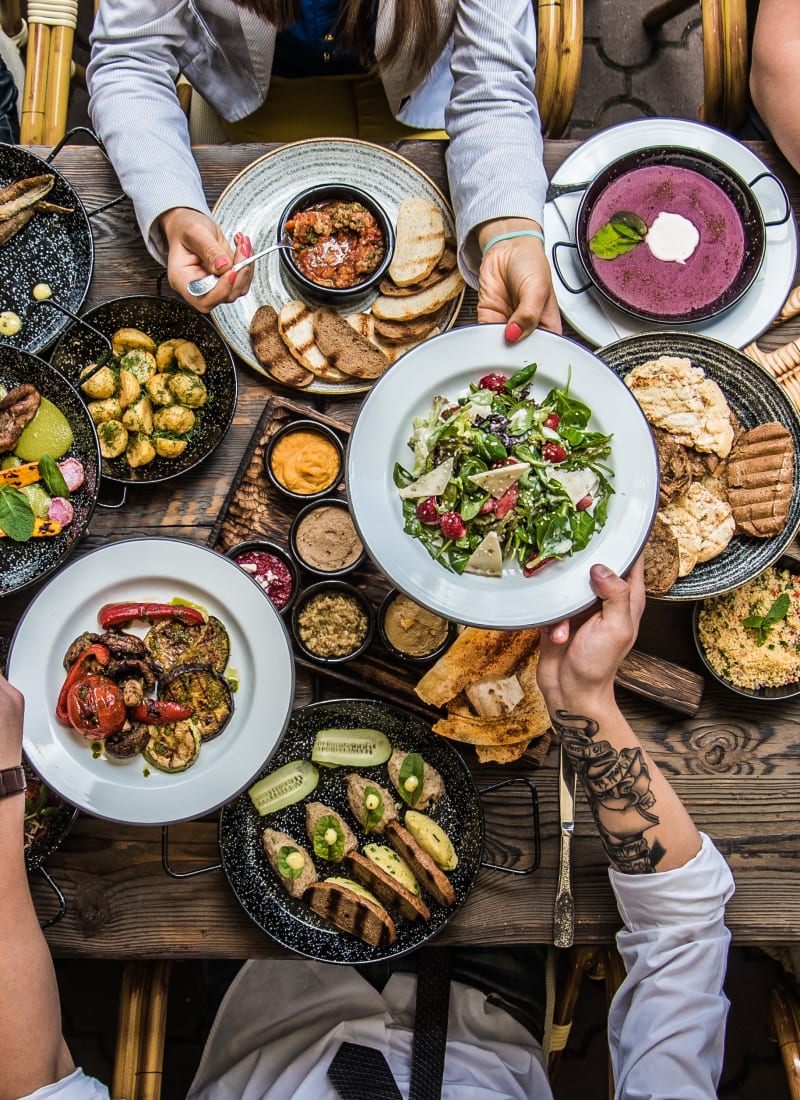 Residents dining near Marquis at Clear Lake in Webster, Texas