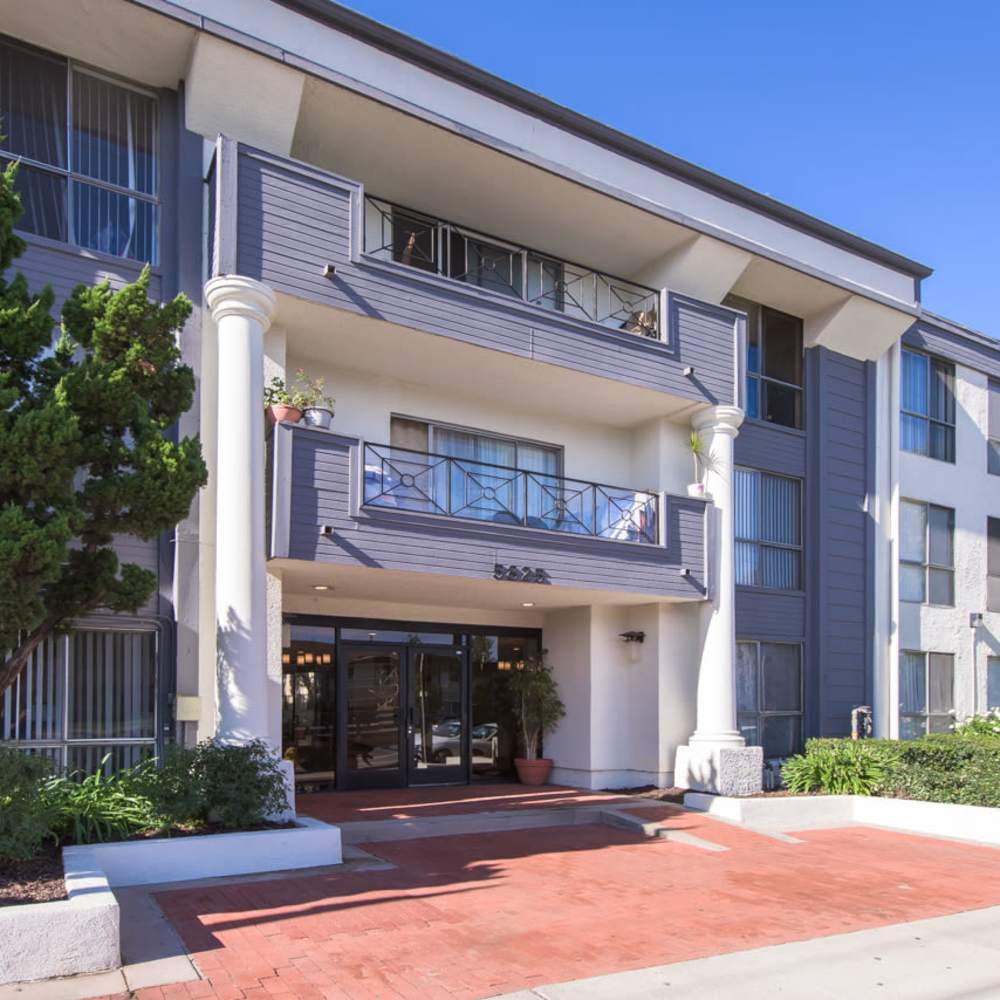 Exterior shot of the apartment at Tarzana Springs in Tarzana, California