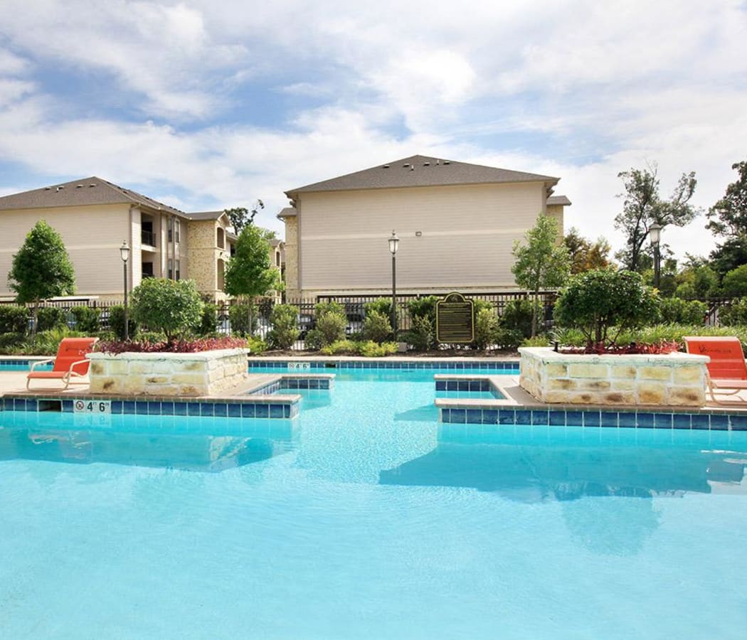 Beautiful swimming pool area at Camden Lake Apartments in Baton Rouge, LA