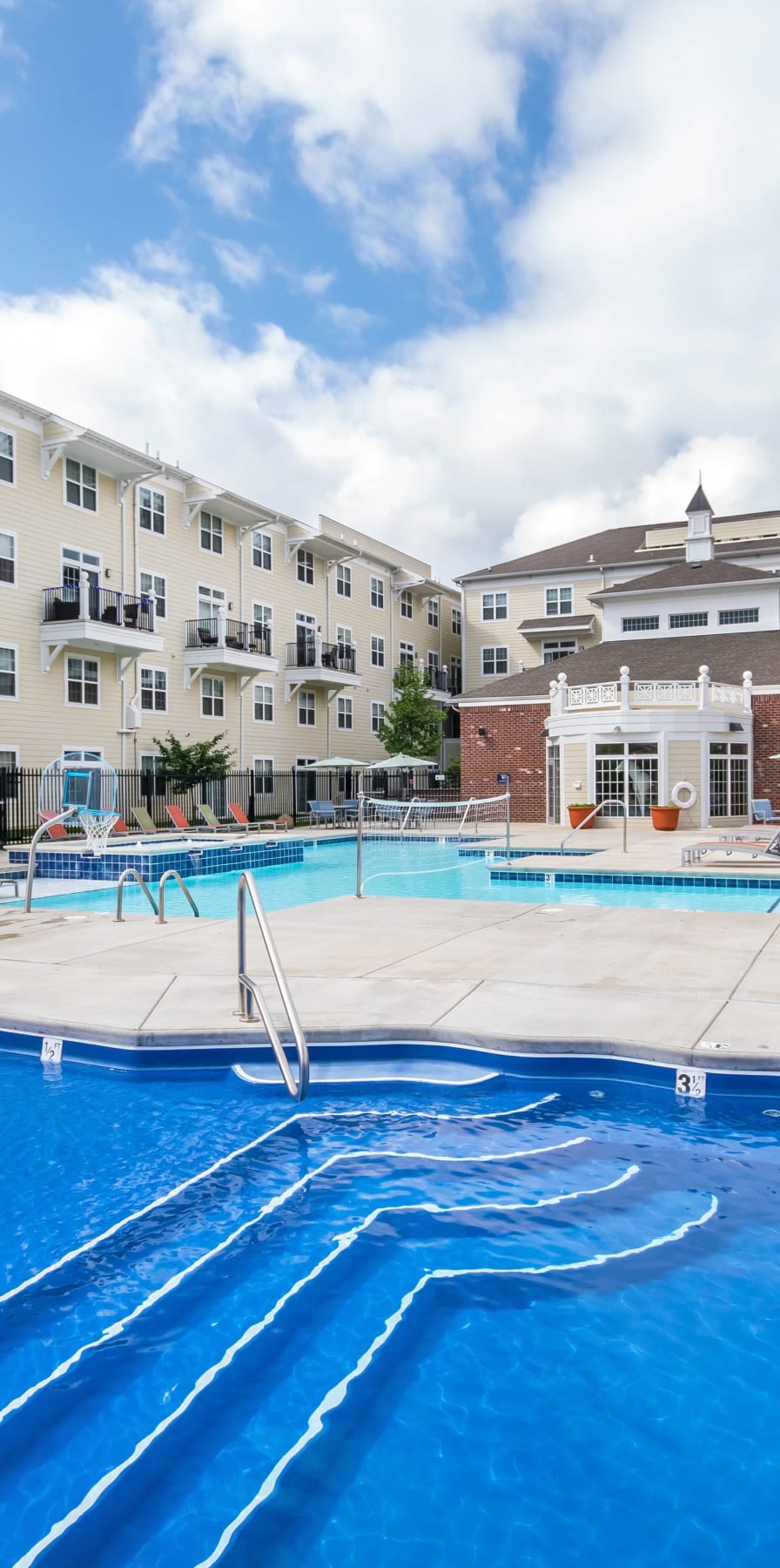 Pool and hot tub at The Wyatt in Lexington, Kentucky