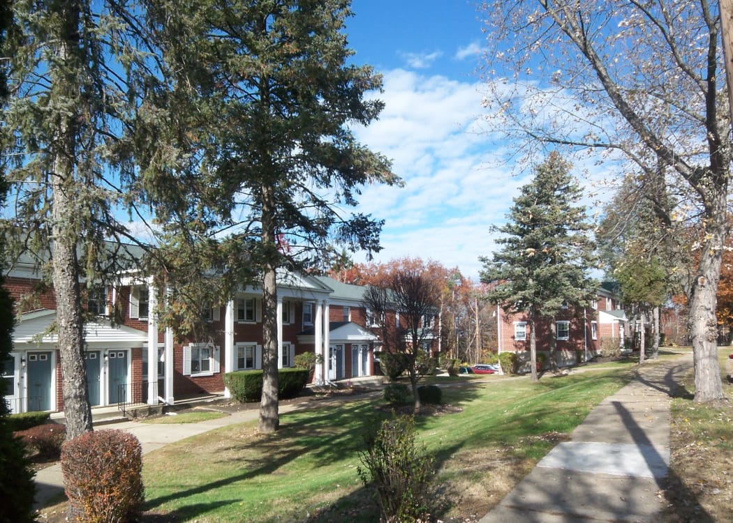 Exterior view at Oakmont Park Apartments in Scranton, Pennsylvania