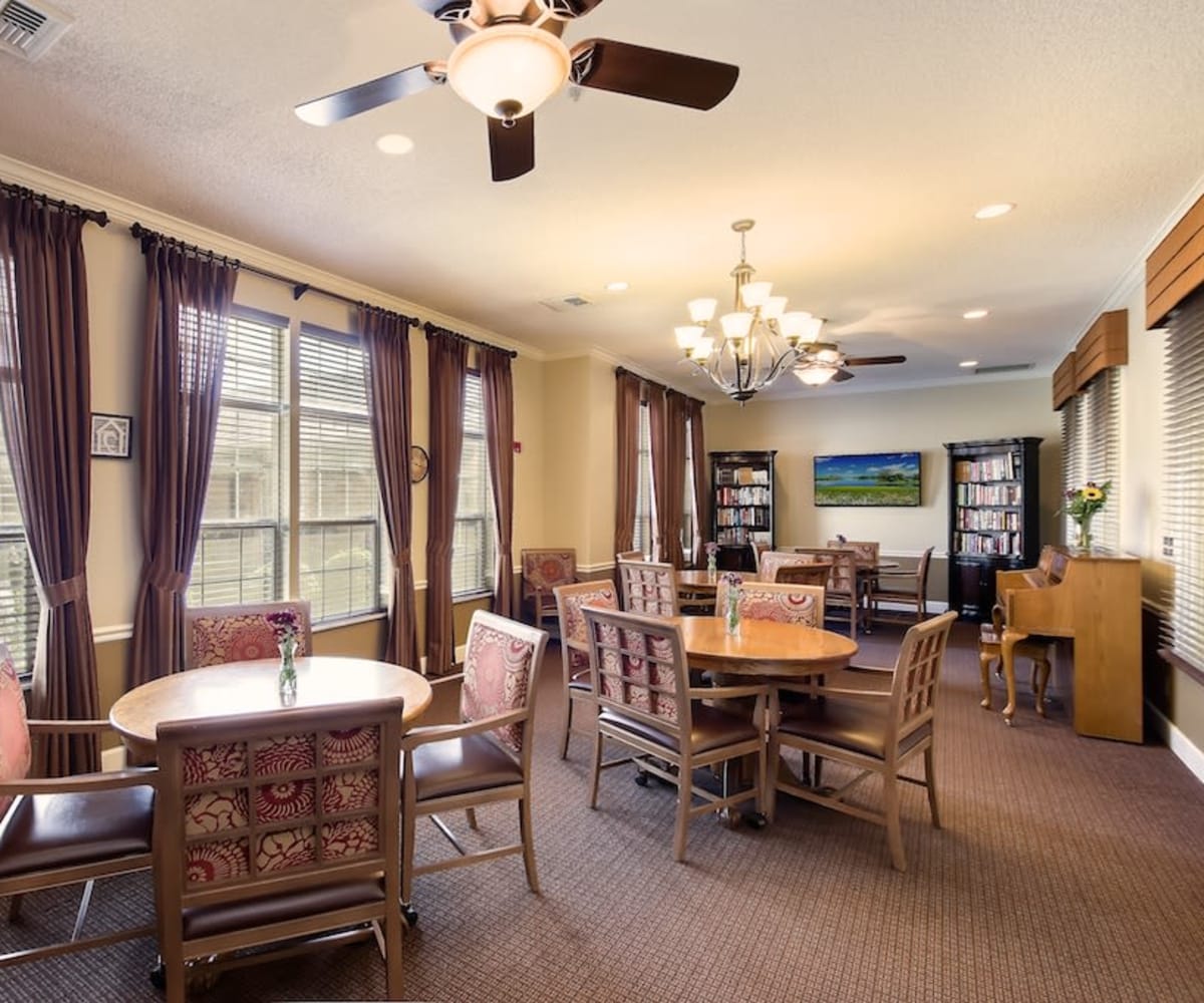 Lounge area at Pacifica Senior Living Bakersfield in Bakersfield, California
