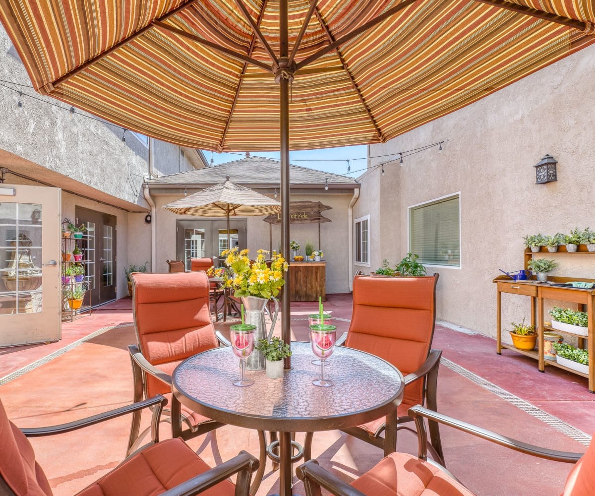 Outdoor dining seating at Pacifica Senior Living South Coast in Costa Mesa, California