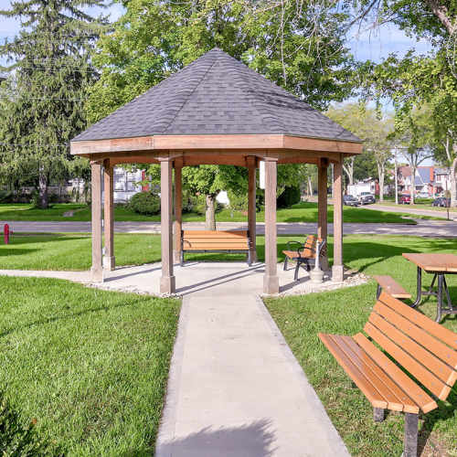 Outdoor seating at Hayden House in Springfield, Ohio