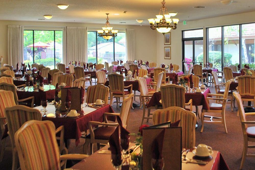 Common Dining Room at Roseville Commons Senior Living in Roseville, California