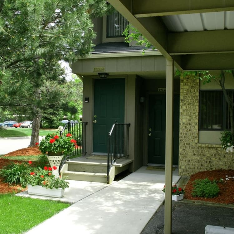 Exterior view of apartments at Fairmont Park Apartments in Farmington Hills, Michigan