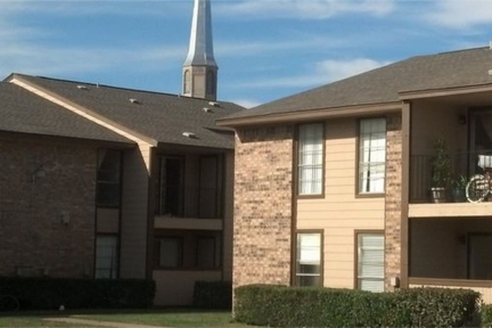Courtyard area at Carriage House Apartments in Nederland, Texas