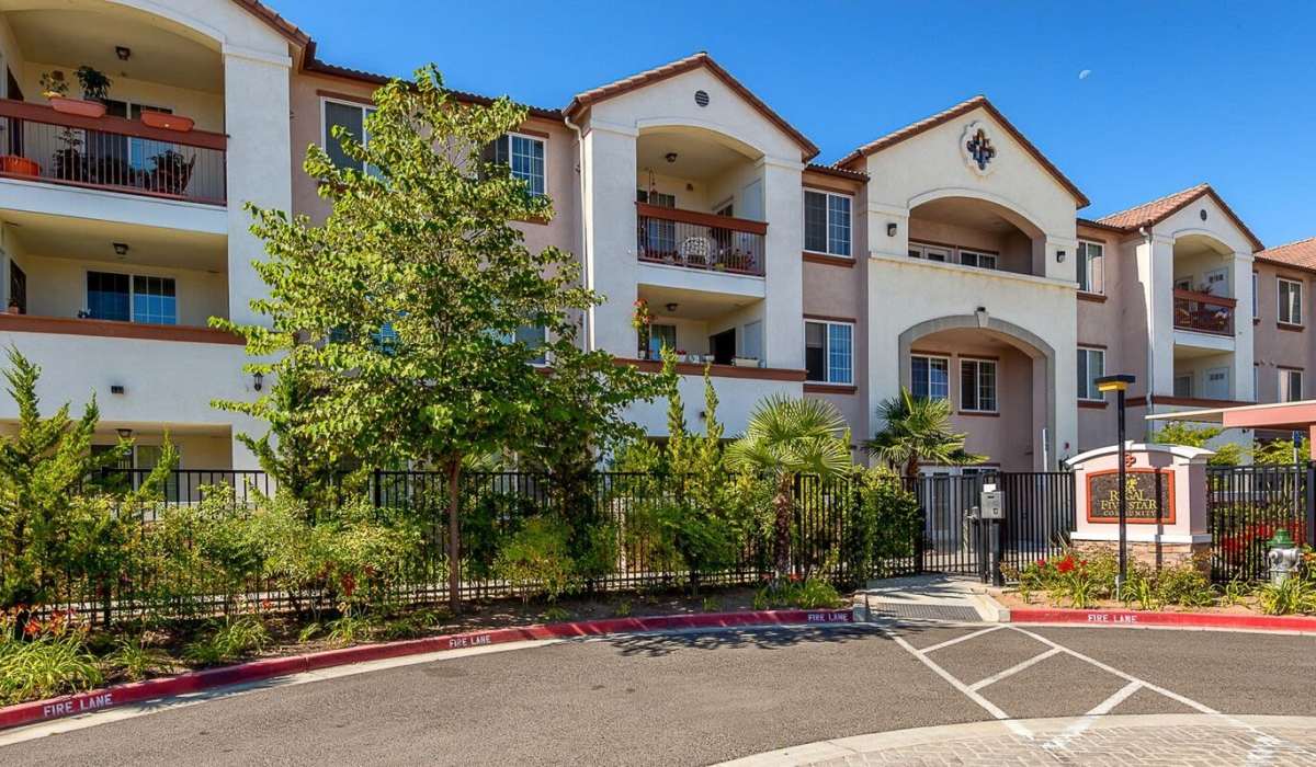 Beautiful wide exterior view of the apartment building at Westwood Bluffs in Fresno, California