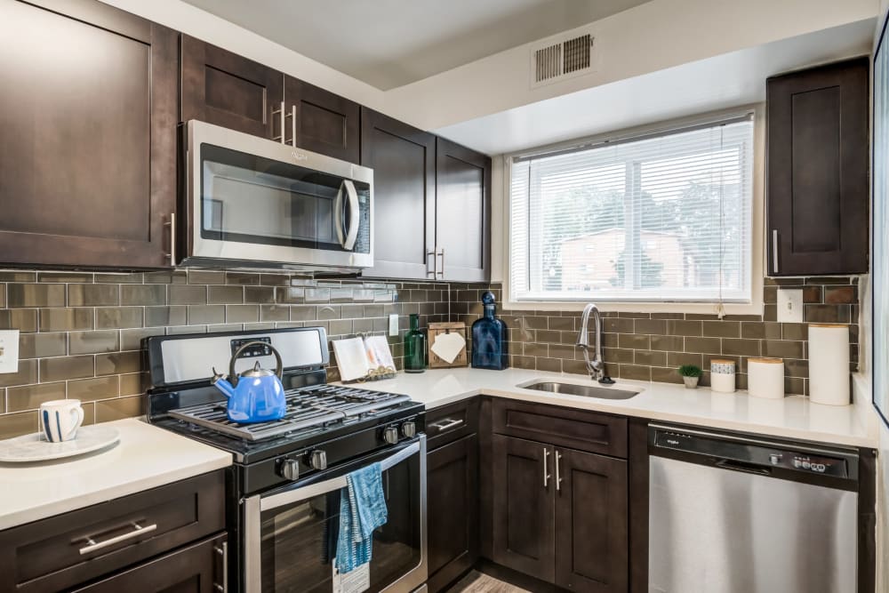 Beautiful Modern Kitchen at Lynbrook at Mark Center Apartment Homes in Alexandria, VA