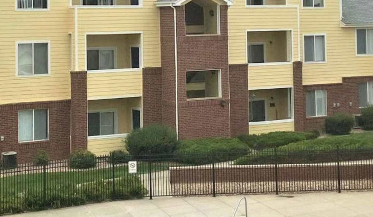 An apartments surrounded by greenery at Creekstone Apartments in Greeley, Colorado