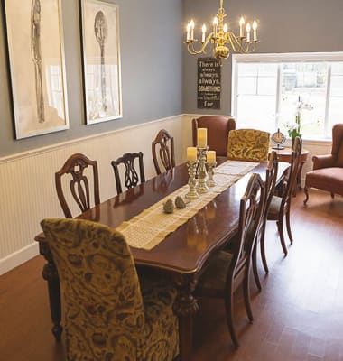 Dining Room at King's Manor Senior Living Community in Tacoma, WA