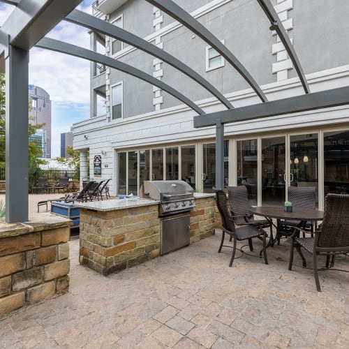 Outdoor BBQ Grill at The Marquis of State Thomas in Dallas, Texas