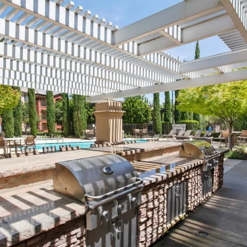 Grilling area near the swimming pool at Villagio Luxury Apartments in Sacramento, California