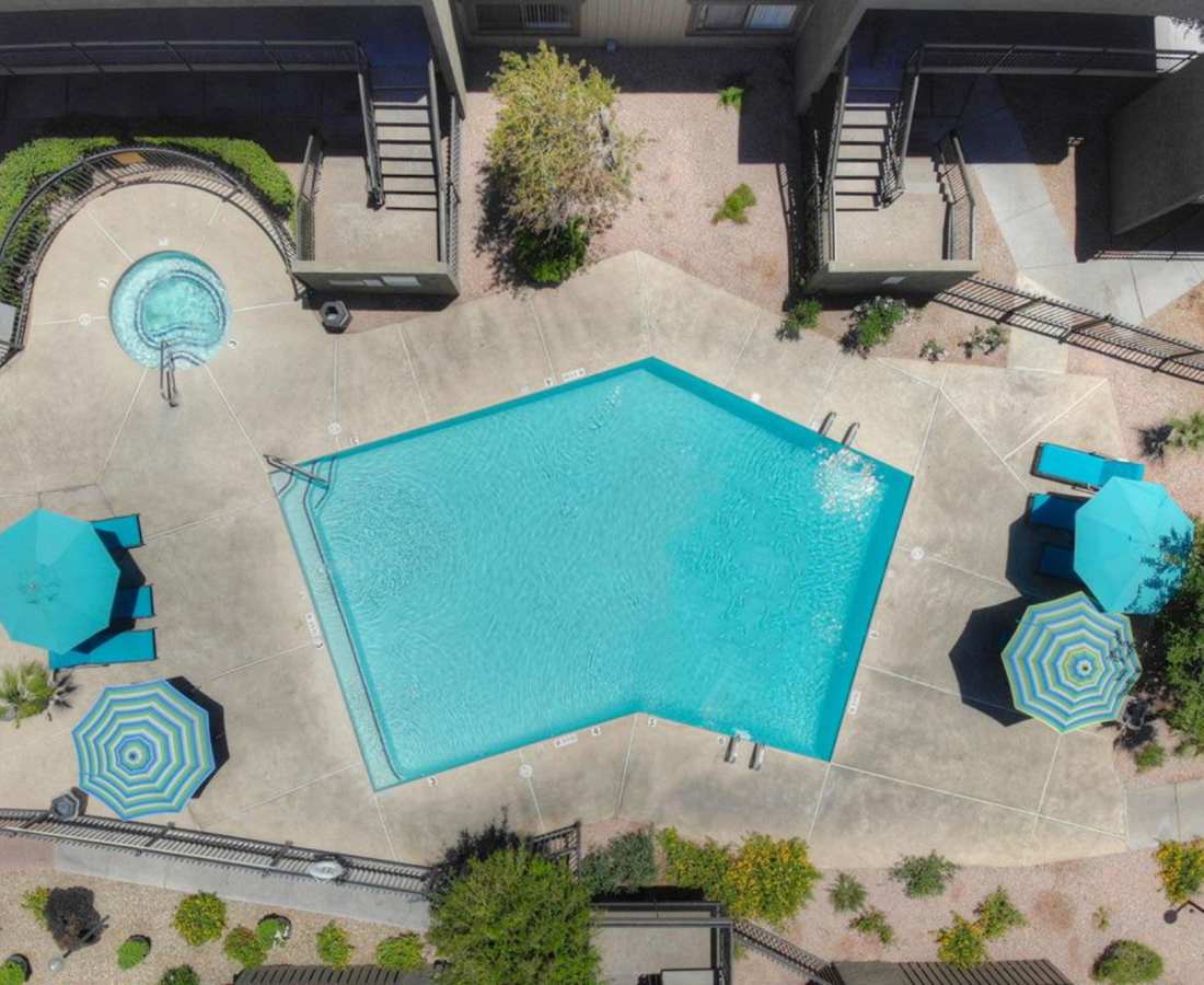 Aerial shot of the apartment and its swimming pool at Raystone Apartments in Phoenix, Arizona