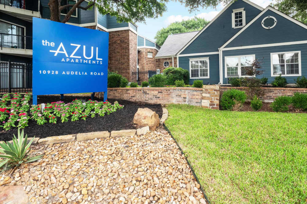 Exterior view of apartments at The Azul Apartments in Dallas, Texas