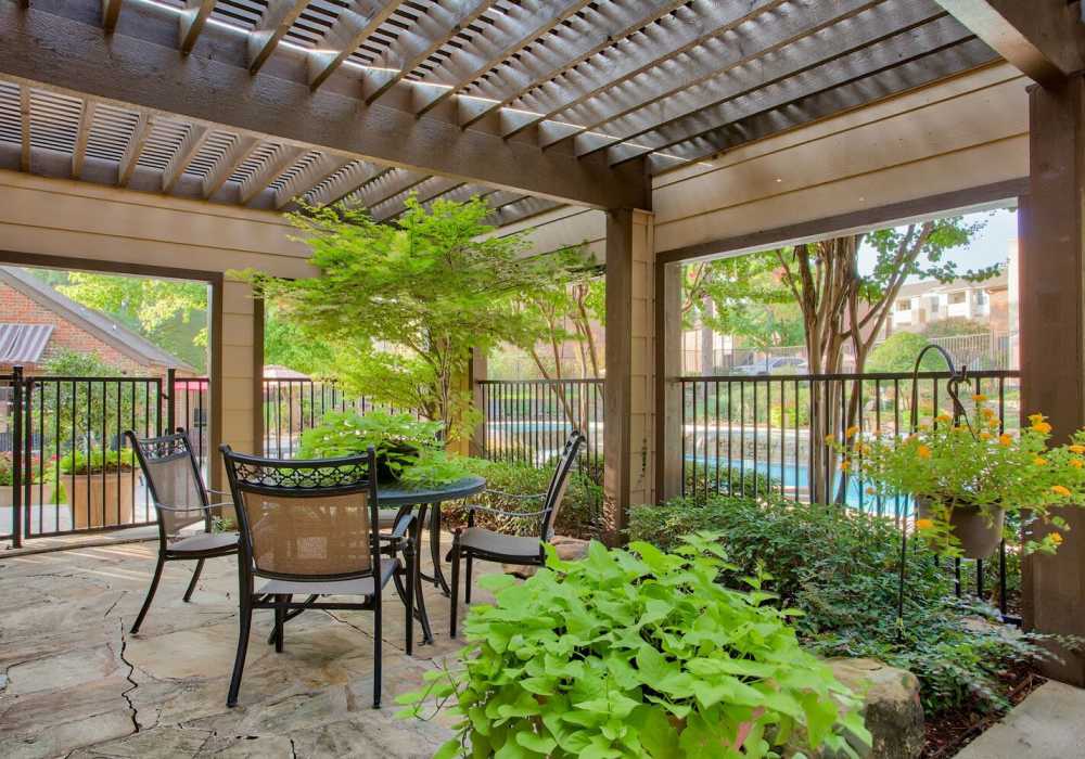 Poolside cabana area at The Pines of Palos Verdes in Mesquite, Texas