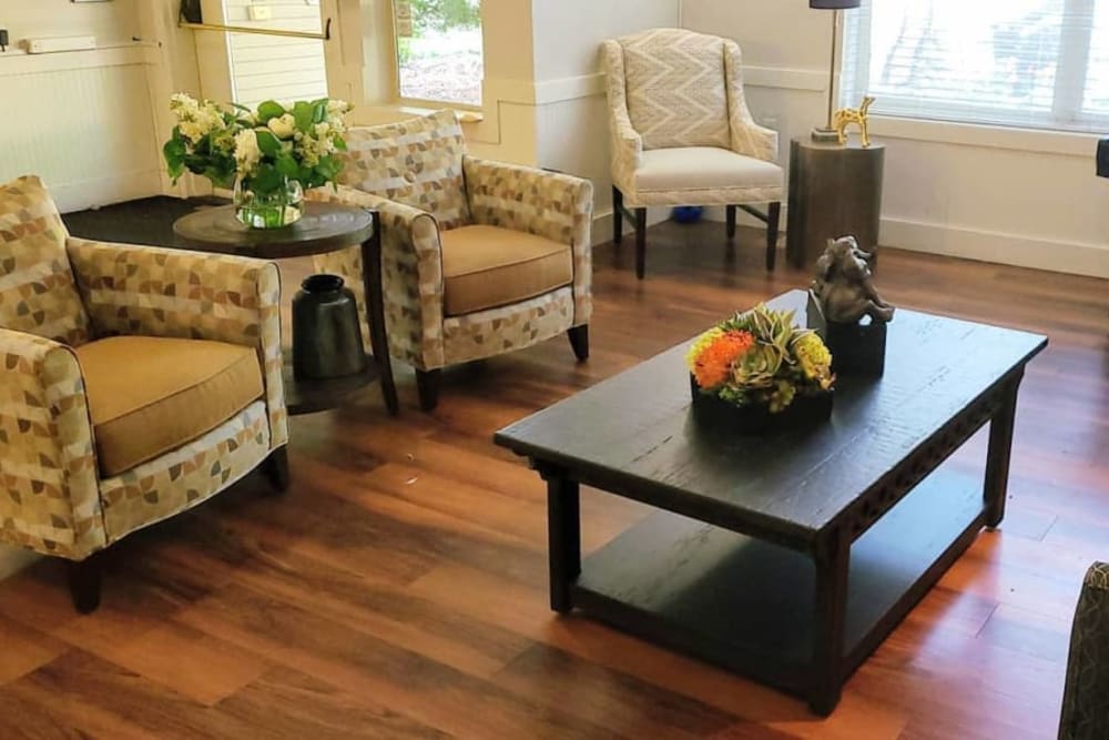 Welcoming seating area at Lakeland Senior Living in Eagle Point, Oregon. 