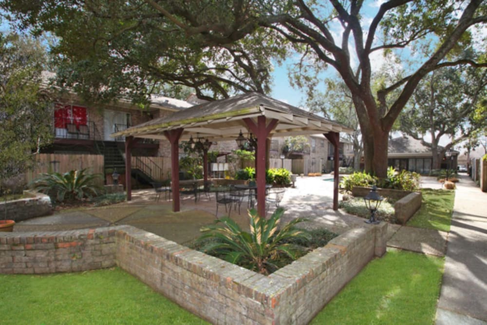 Open seating area surrounded by trees at Towne Oaks in Baton Rouge, Louisiana