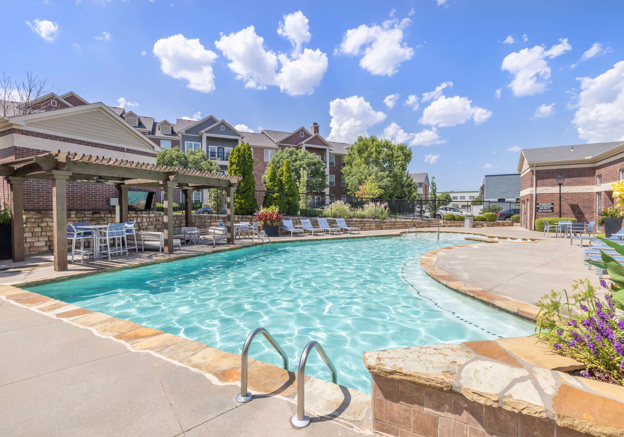 New Longview apartments in Lee's Summit, Missouri