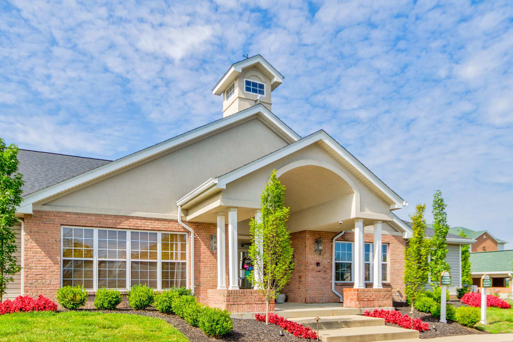 Main entrance and building at Aspen Pines Apartment Homes in Wilder, Kentucky