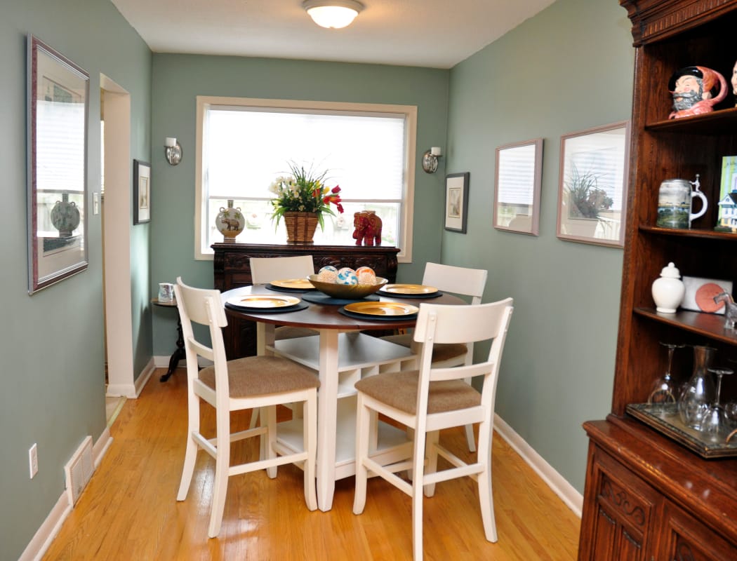Dining area at Georgian Court Estates in Burlington, Ontario