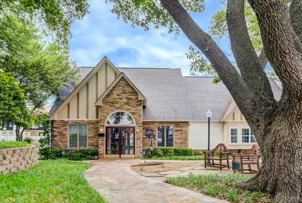 Front entrance to Grand Seasons Apartment Homes in Dallas, Texas