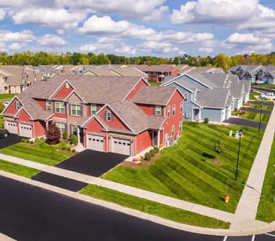 Luxury apartments at Saratoga Crossing in Farmington
