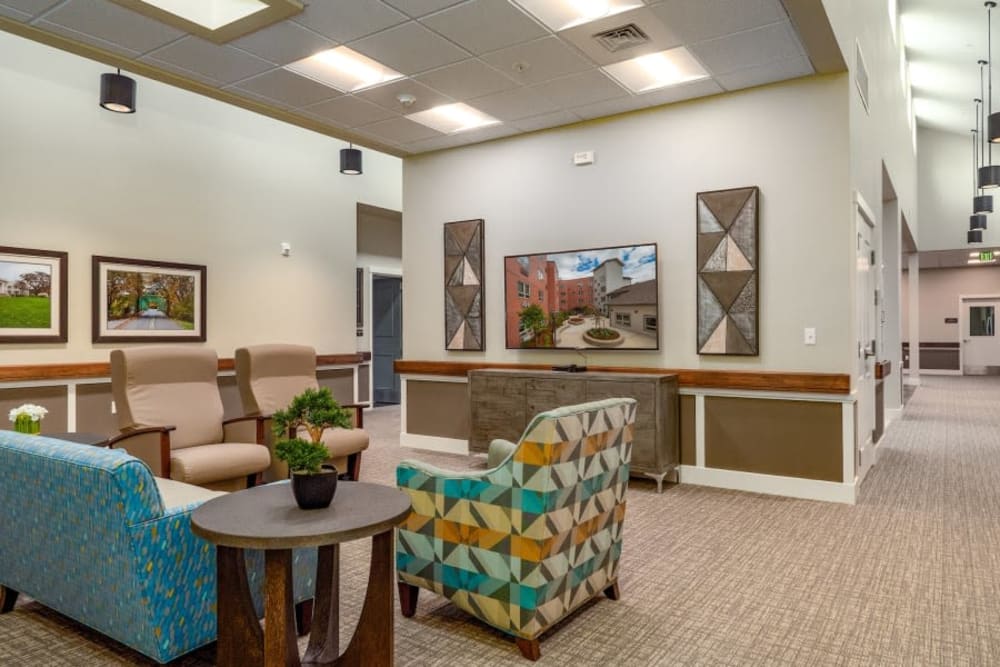 Large and airy lounge at The Landing a Senior Living Community in Roseburg, Oregon. 