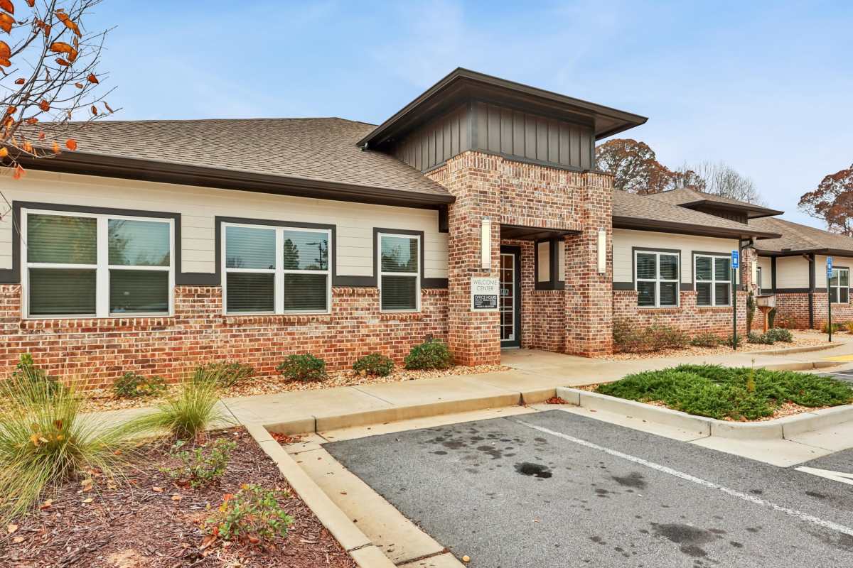 A beautiful exterior view of the apartment building at Flats at Mount Zion in Stockbridge, Georgia